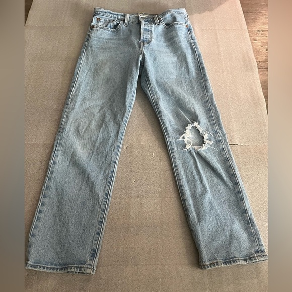 [26]Vintage Levi’s Wedge Straight Light Blue Distressed Jeans - Picture 1 of 8